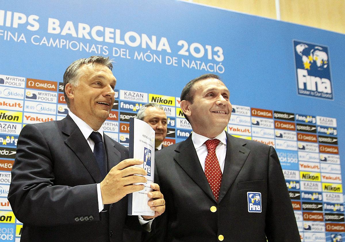 Orbán Viktor és Gyárfás Tamás a 2019-es és 2021-es vizes világbajnokság rendezéséről tartott sajtótájékoztatón Barcelonában 2013. július 19-én