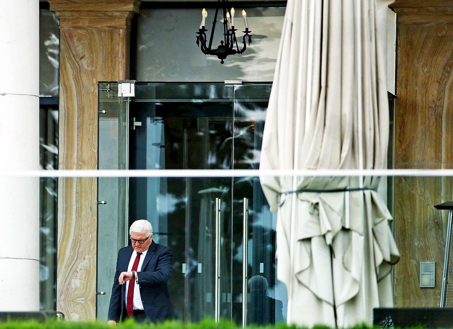 Frank-Walter Steinmeier német külügyminiszter a Lausanne-i szálloda teraszán 