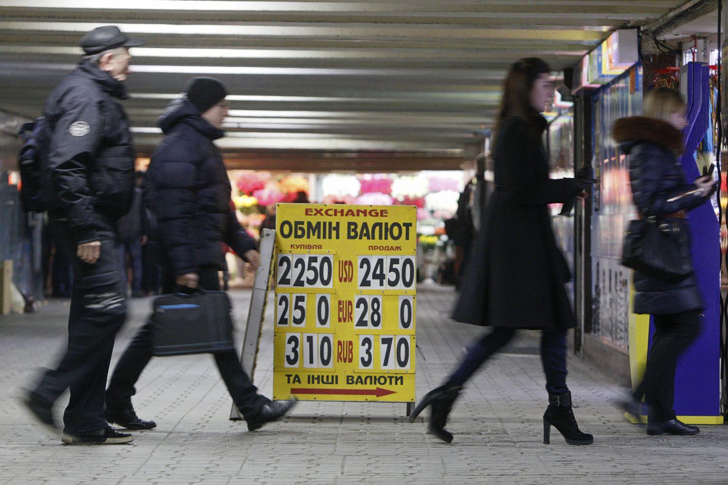 Pénzváltó Kijevben. a tavalyi hatszázalékos visszaesés után a kilátások idén sem ígérkeznek jobbnak
