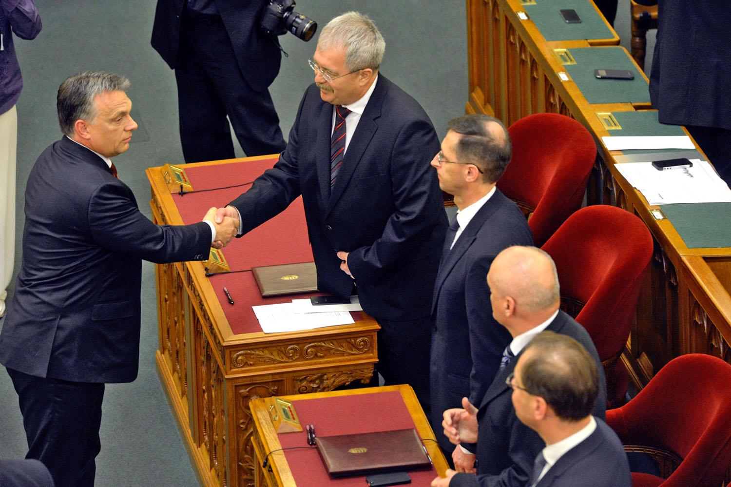 Orbán Viktor gratulál Fazekas Sándornak a kinevezésekor, most már billeg a miniszter széke