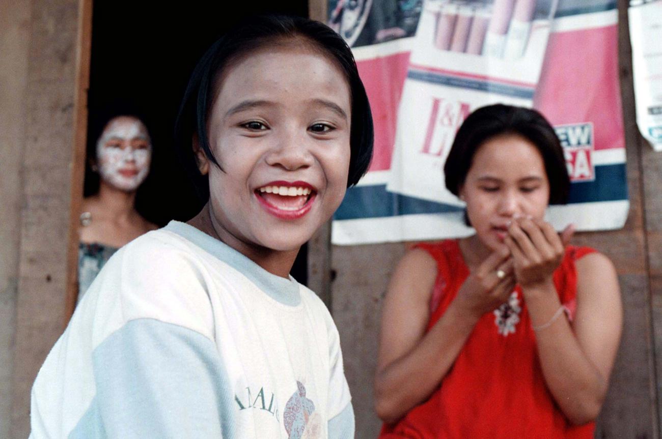 Gyerekprostituáltak Phnompenben 1997-ben. A kambodzsai főváros egyik negyede, Svay Pak a gyermekkereskedelem központja