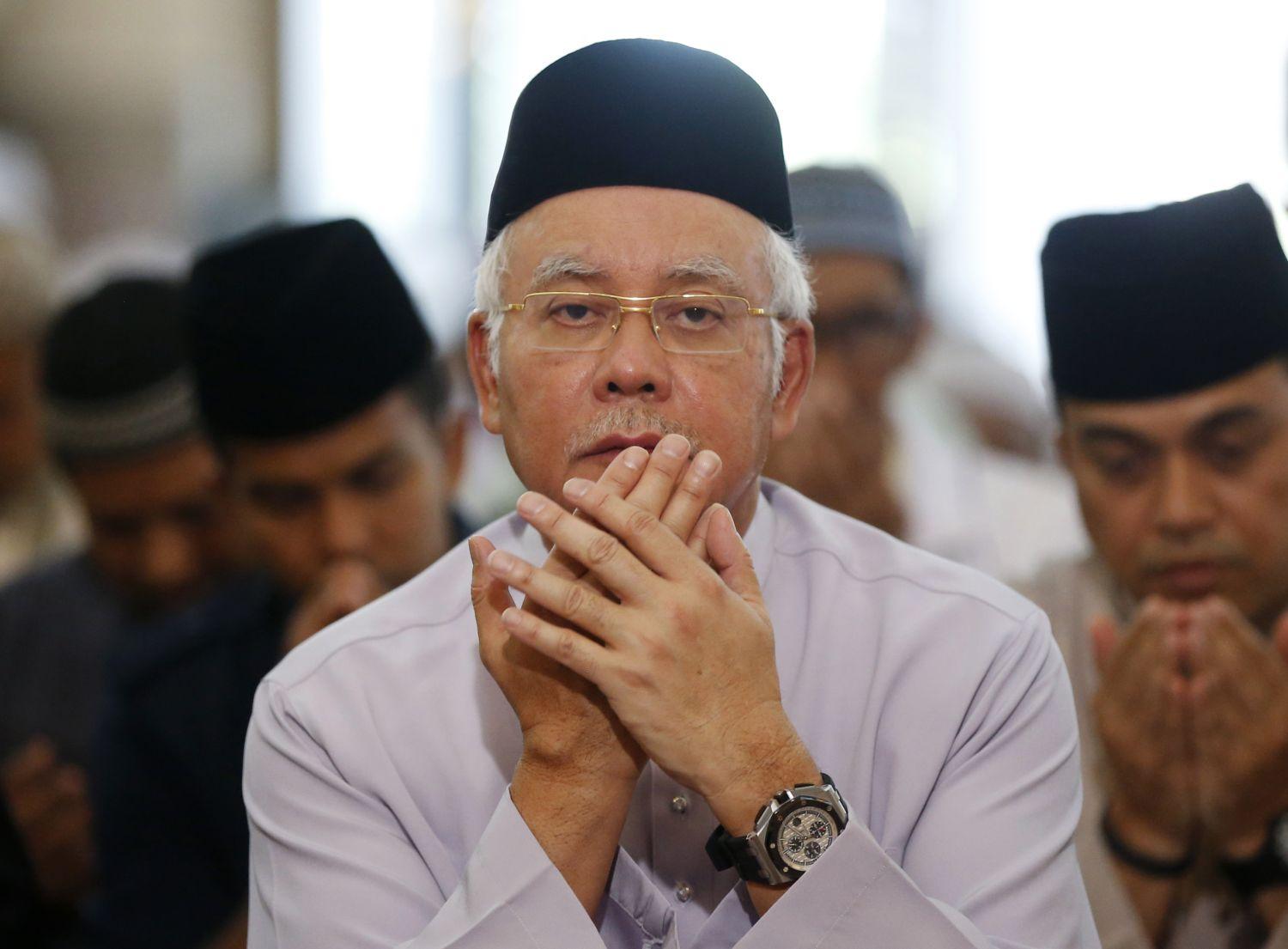 Najib januárban a Kuala Lumpur-i nagymecsetben egy, az MH370 eltűntjeire emlékező szertartáson