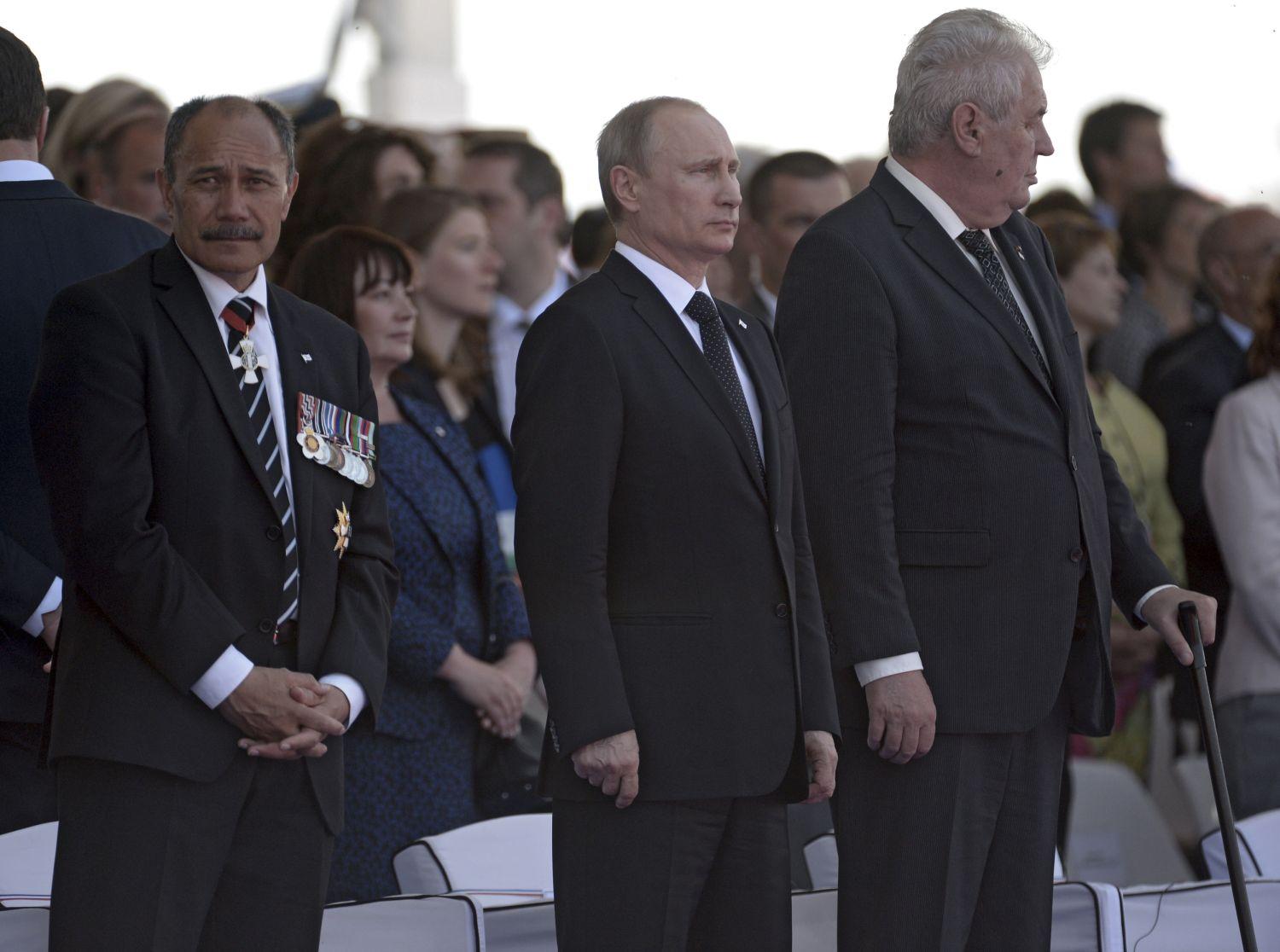 Vlagyimir Putyin orosz és Milos Zeman cseh elnök tavaly a normandiai partraszállás 70. évfordulóján tartott franciaországi megemlékezésen