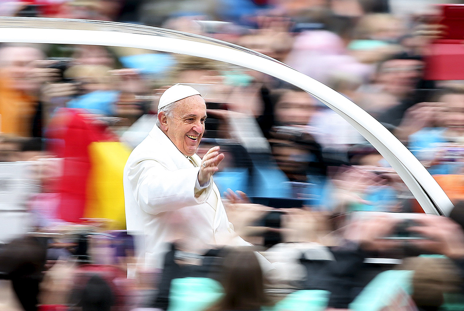 A pápa a vasárnapi mise után. A keresztényüldözés elfogadhatatlan bűncselekmény