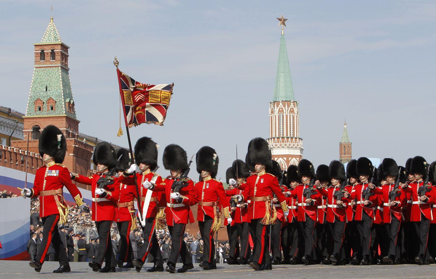 Brit egység vonul fel a moszkvai Vörös téren a 2010-es parádén