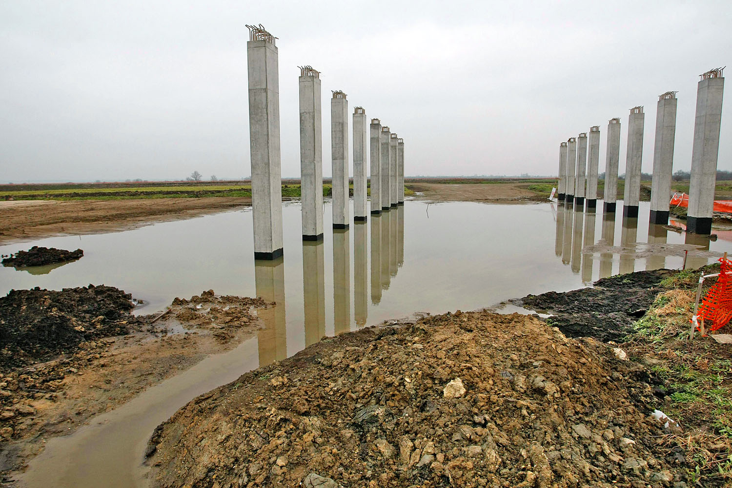 Belvízben állnak a félbehagyott M4-es betonlábazatai
