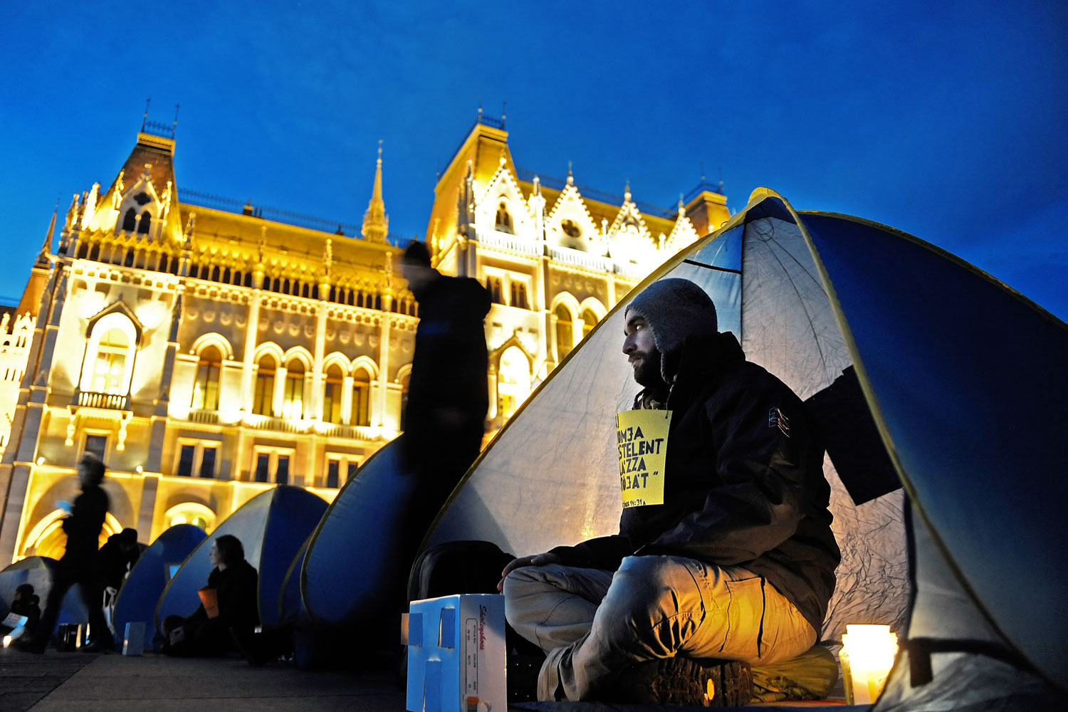 A Város Mindenkié csoport demonstrációja a Kossuth téren a hajléktalanok jogaiért