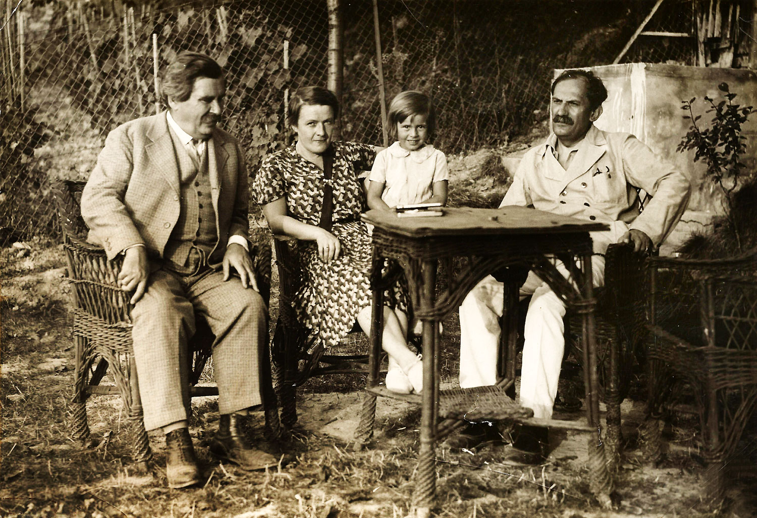 A lomtalanításkor talált felvétel bal szélén Móricz Zsigmond, a jobb szélen Babits Mihály 1934-ben
