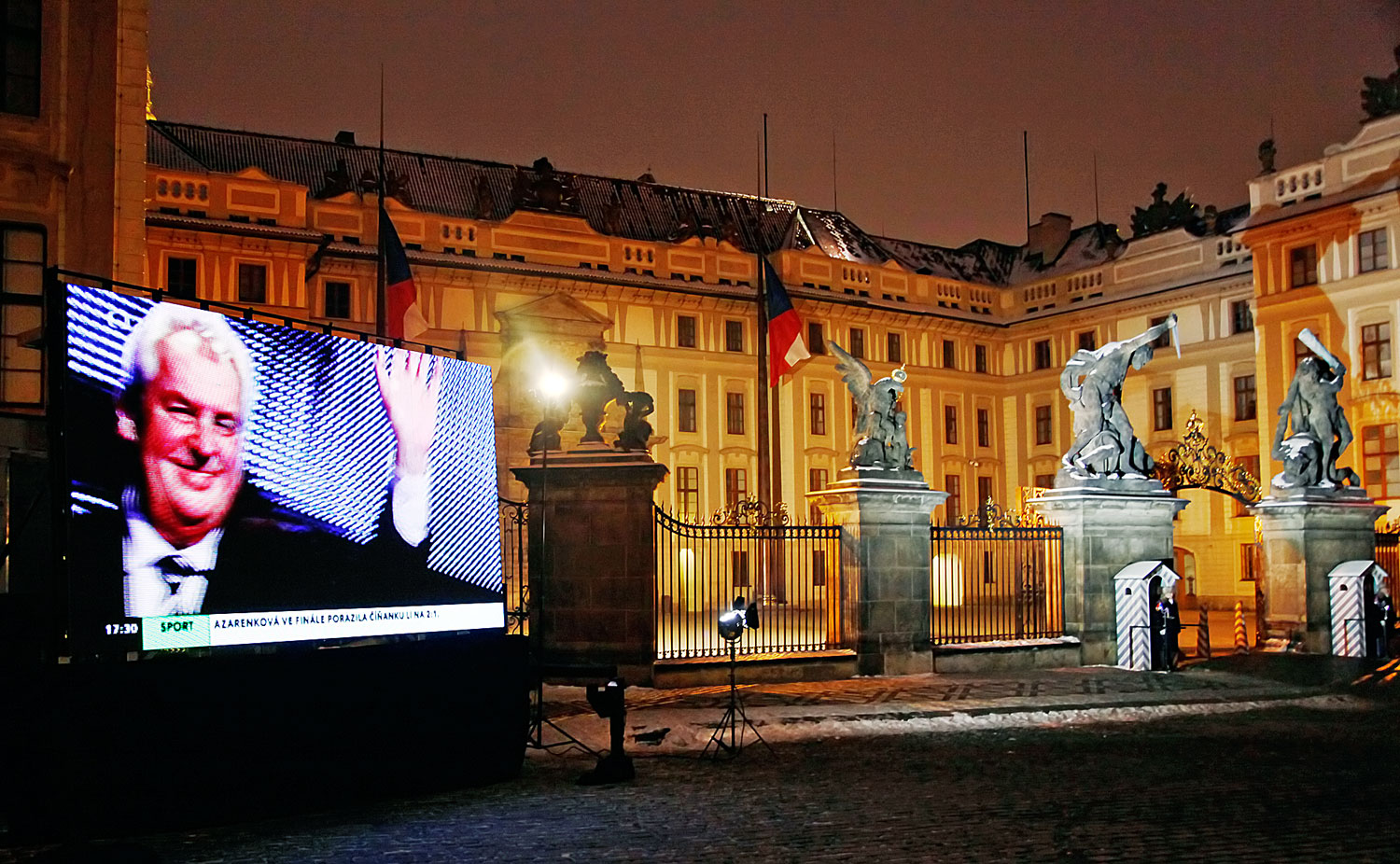 Az elnök óriásképernyőn a prágai várban