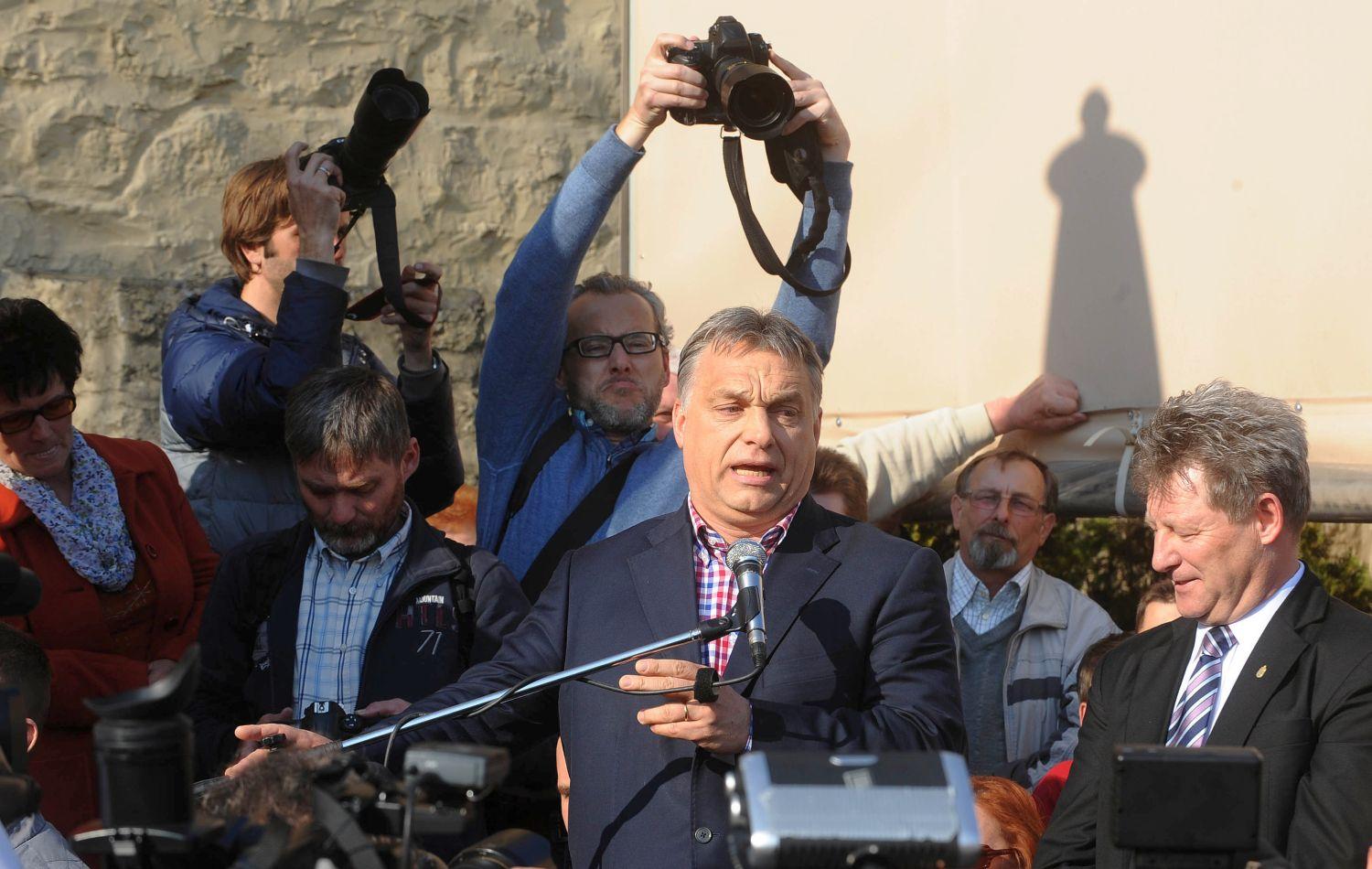 Még Orbánt is bevetették