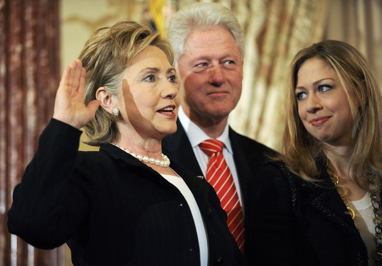 A 2009-es külügyminiszteri eskütételen a férjével Bill-lel és a lányukkal, Chelsea-vel 