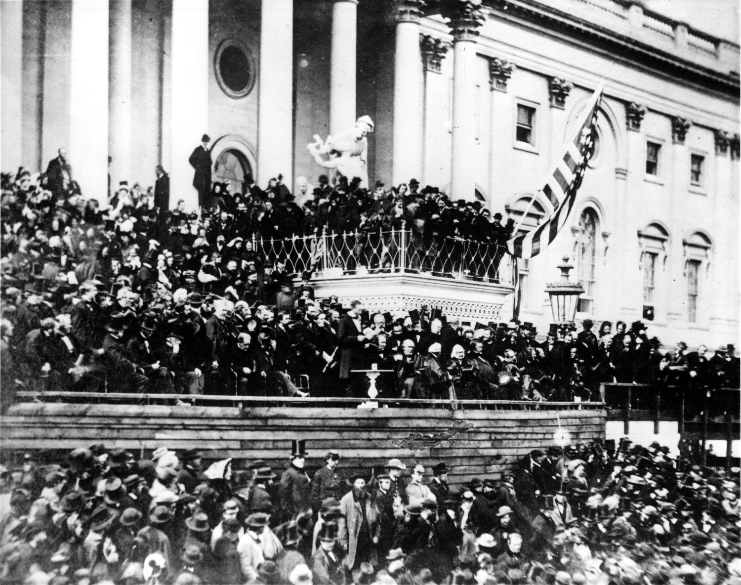 A beiktatási beszéd 1865. március 4-én. Booth valahonnan az erkélyről hallgatta a középen álló Lincolnt