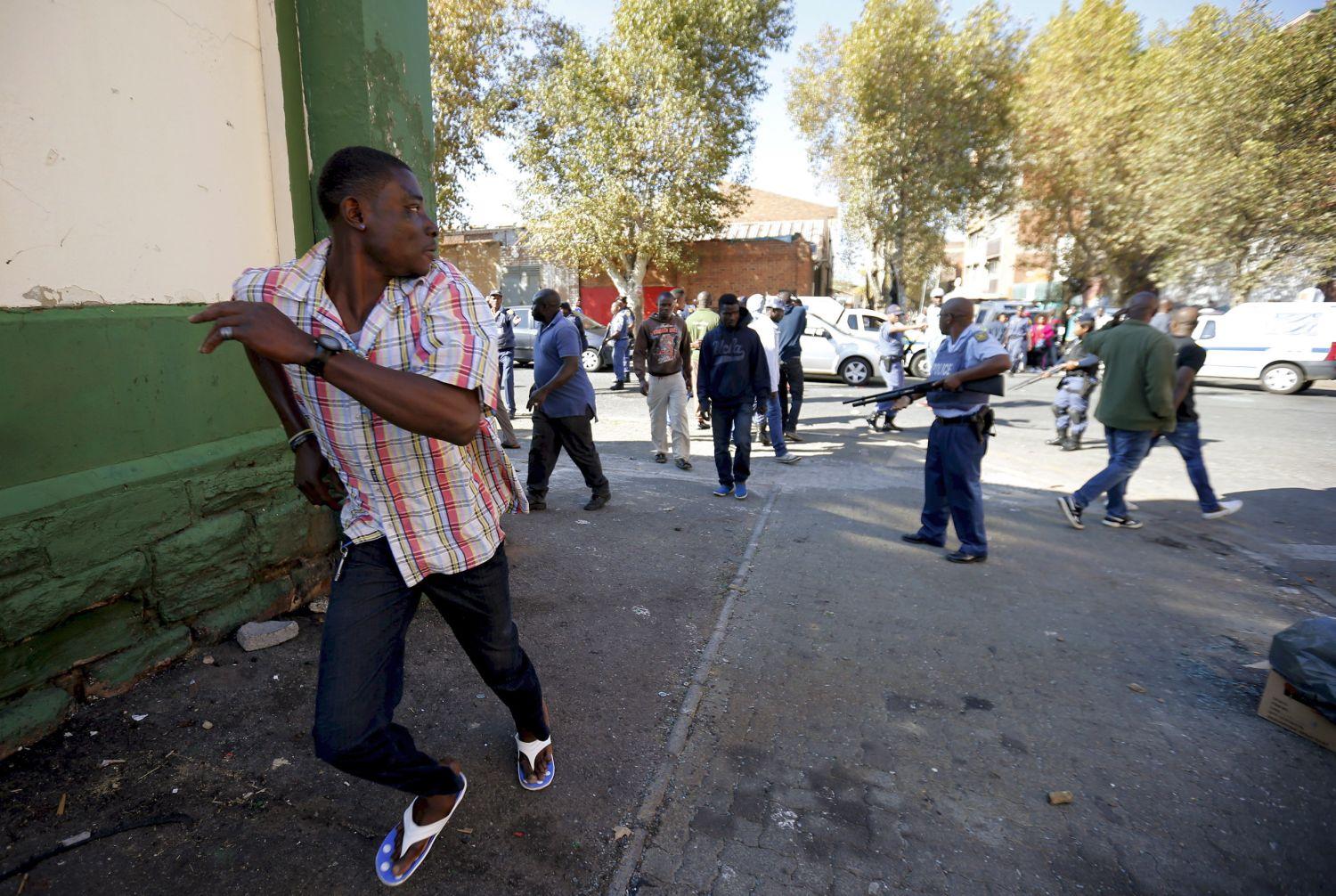 A bevándorlók szerint nem kapnak elég védelmet, így Johannesburgban is úgy döntöttek, felfegyverkezve várják a támadókat