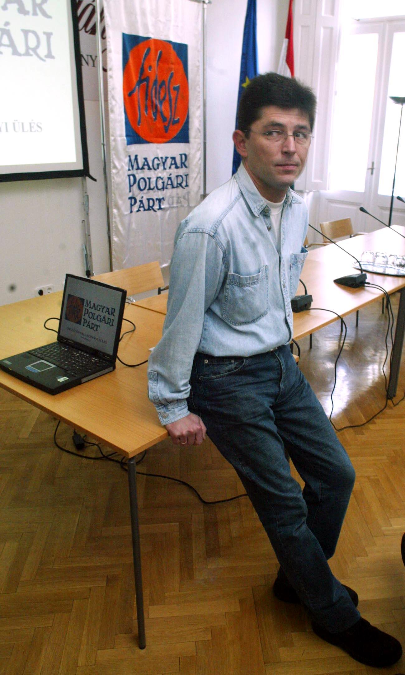 Várhwegyi 2003-ban. Hűtlen kezelés miatt elítélték, de csak 2006ban szállt ki a politikából
