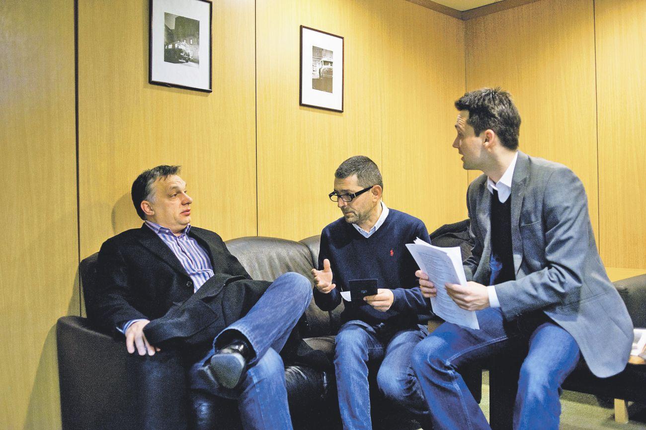 Az MTI eredeti képaláírása szerint „az MTVA kommunikációs tanácsadója”, Várhegyi Attila ül Orbán Viktor és Havasi Bertalan miniszterelnöki szóvivő között