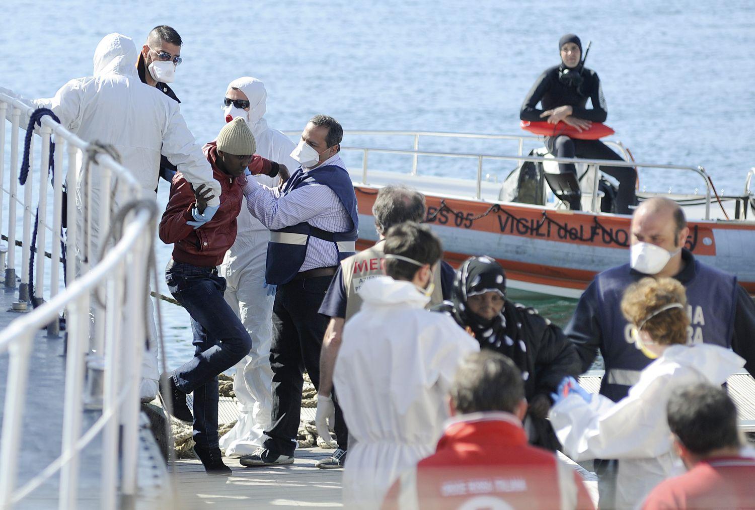 Túlélőket segítenek a partra Palermo kikötőjében