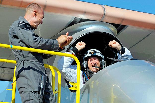 A két pilóta a Solar Impulse-1 sikeres repülése után
