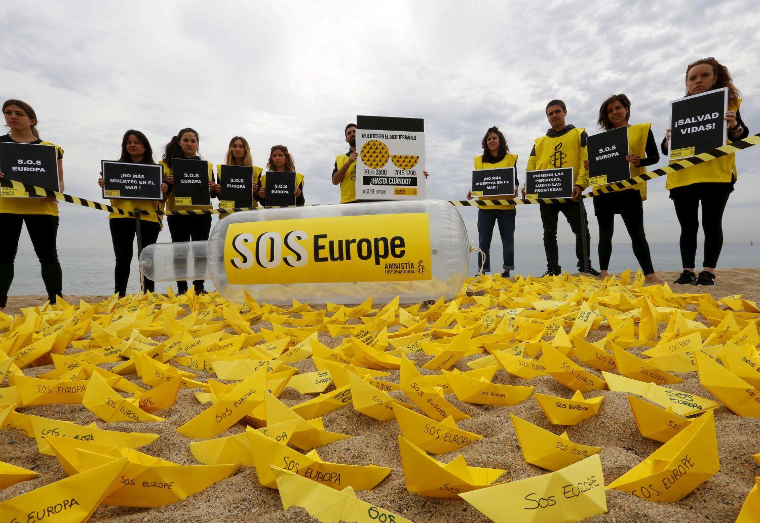 Az Amnesty International aktivistái tüntetnek San Sebastian település partjainál 