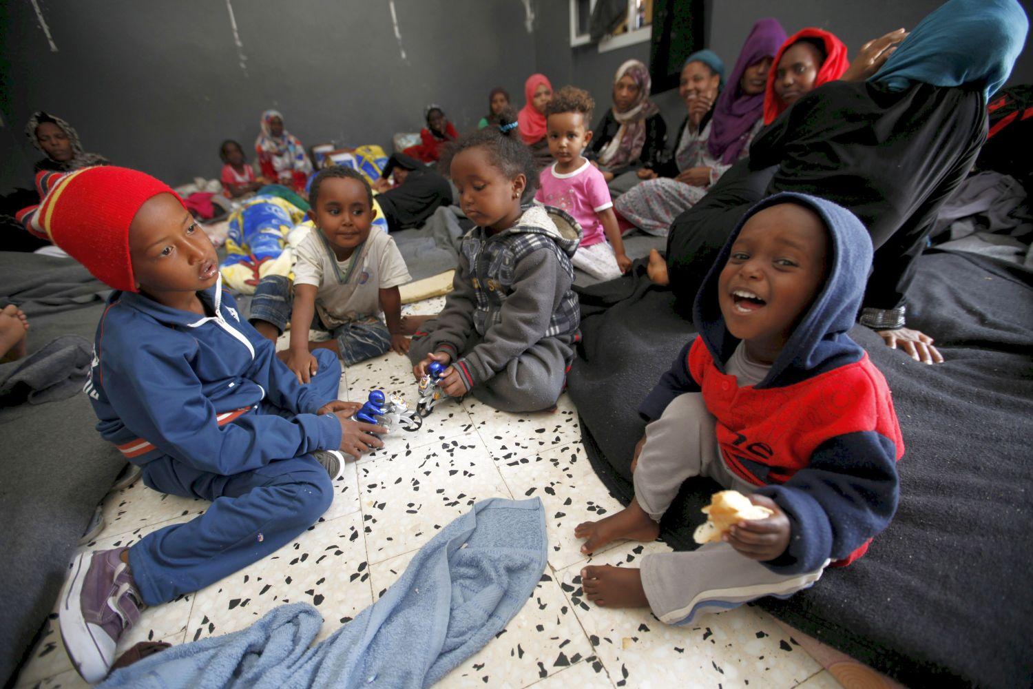 Gyerekek egy menekülteket őrző központban Tripolitól keletre. Líbia az utóbbi napokban több hajónyi afrikai menekültet akadályozott meg abban, hogy felszálljanak a lélekvesztőkre