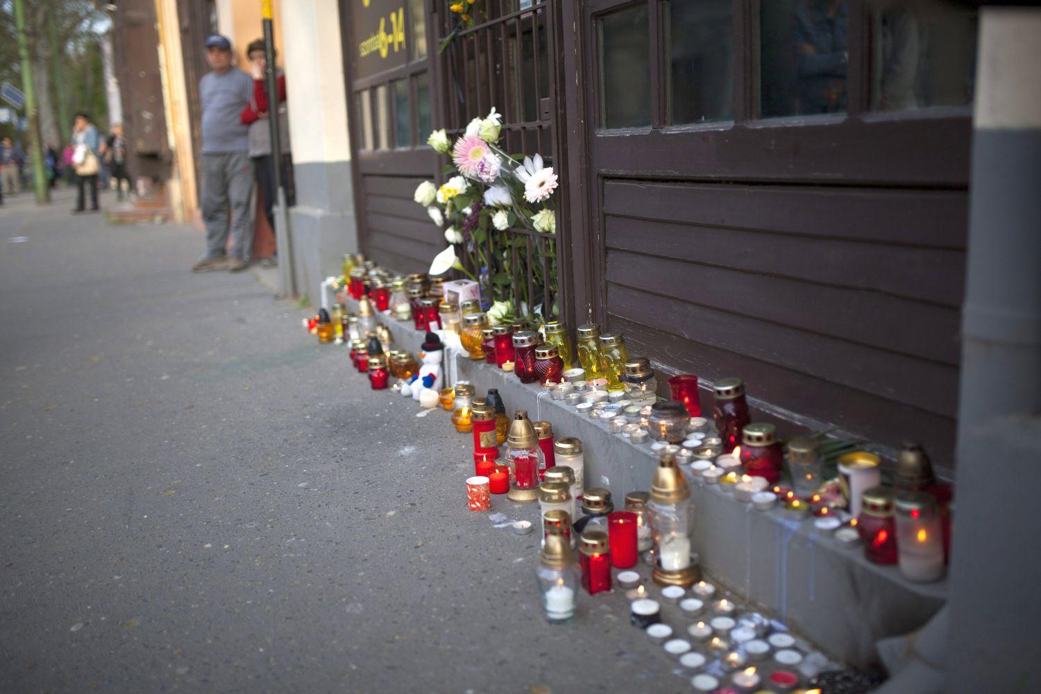 Gyertyagyújtással emlékeztek a lányra a kaposvári trafik előtt