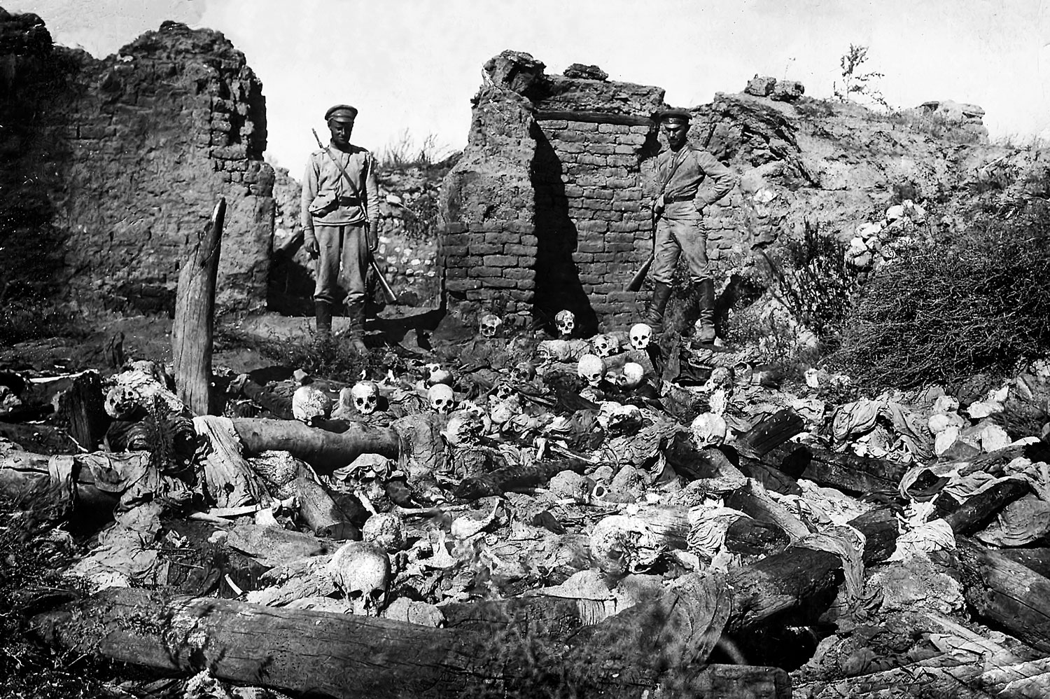 Török katonák örmény áldozatok koponyáival 1915-ben Sheyxalan örmény falu romjainál