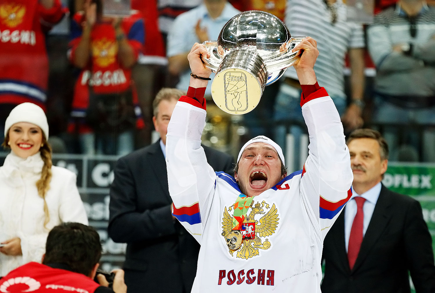 Így zárult tavaly Minszkben: Alekszandr Ovecskin, az oroszok csapatkapitánya a világbajnoki trófeával