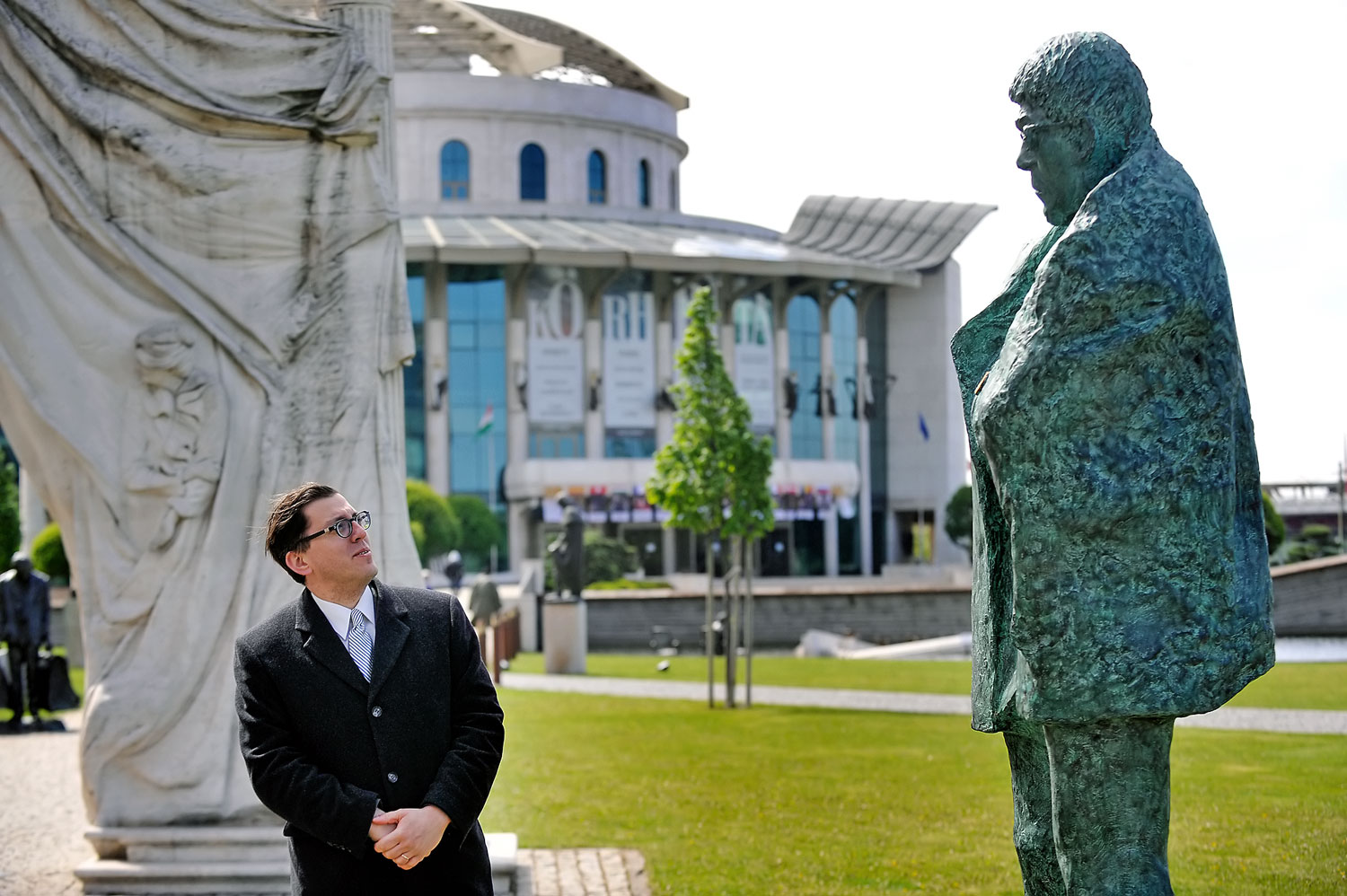 A fiú felnéz apjára: Schwajda Gergő és a Schwajda György-szobor a Nemzeti előtt 