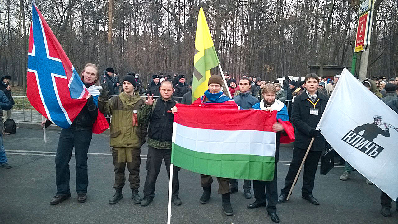 Magyar zászlóval és a Szent István légió zöld-sárga lobogójával pózoló fiatalok novemberben a kelet-ukrajnai szeparatistákat támogató moszkvai demonstráción 