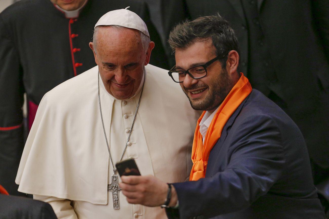 Szelfi a pápával a szerdai audiencián. Ferencet a közvetlenségéről ismerik és szeretik