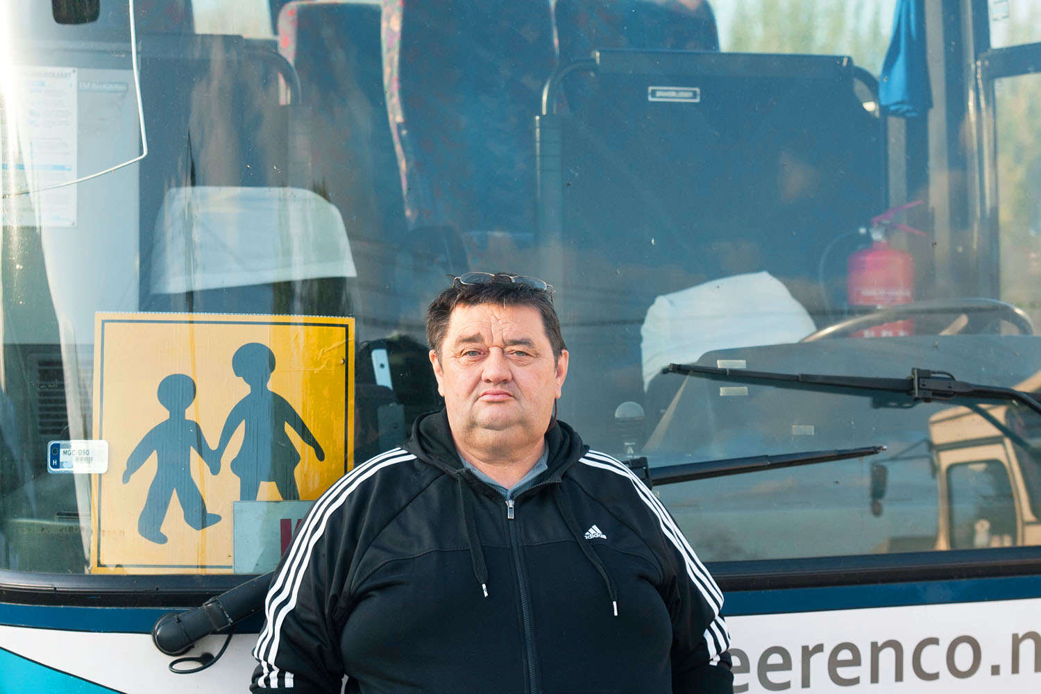 A vállalkozását majd negyedszázada működtető Váradi Sándor áll, a versenytárs busza megyFOTÓK: KONYHÁS ISTVÁN