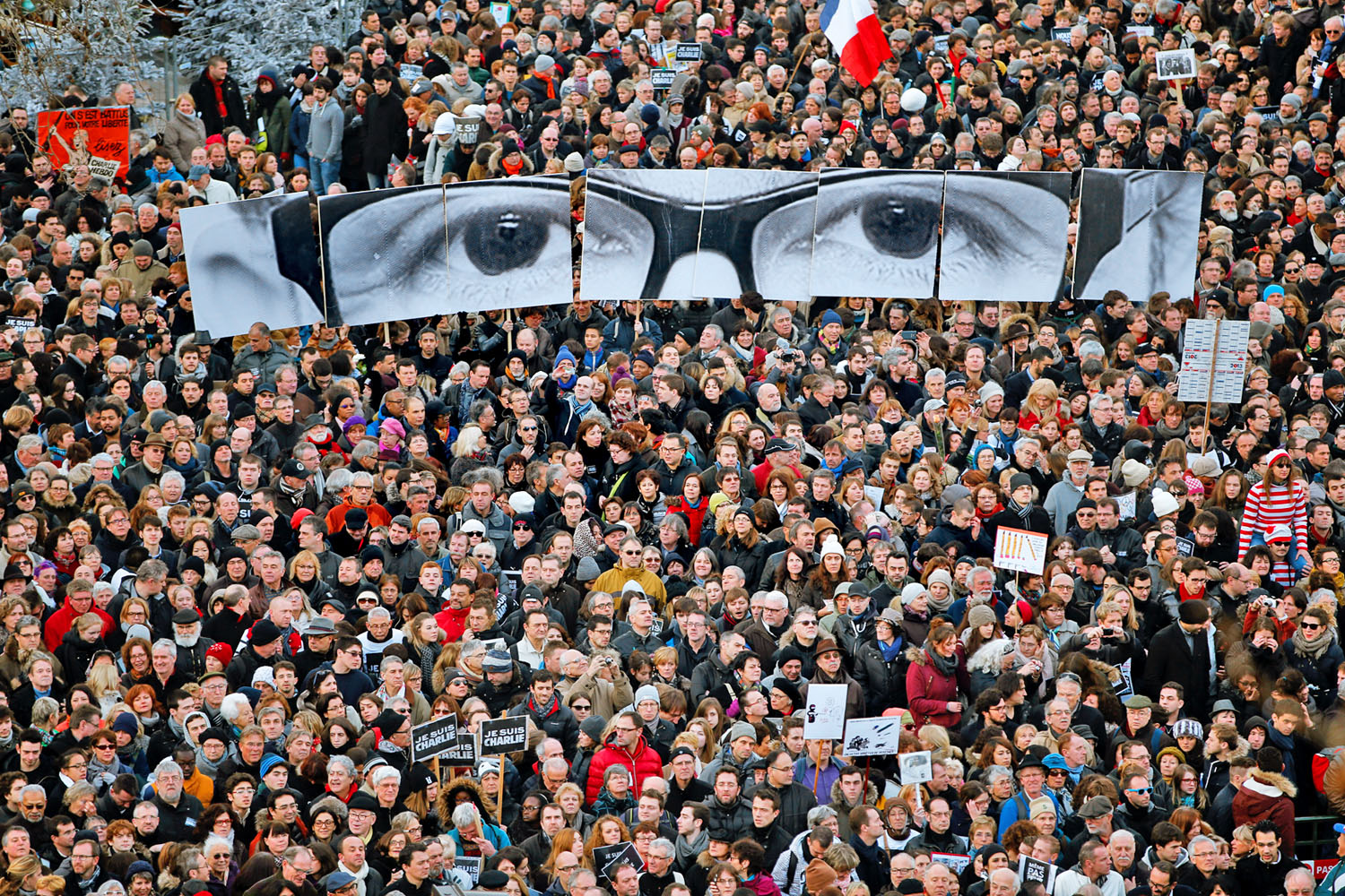 Rengetegen emlékeztek Párizsban a Charlie Hebdo elleni támadás áldozataira