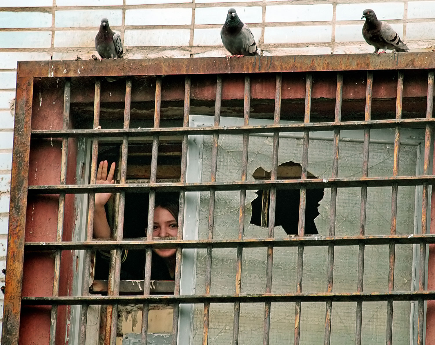 Minszk, 2011: villámcsődület őrizetbe vett résztvevője integet a börtön ablakából