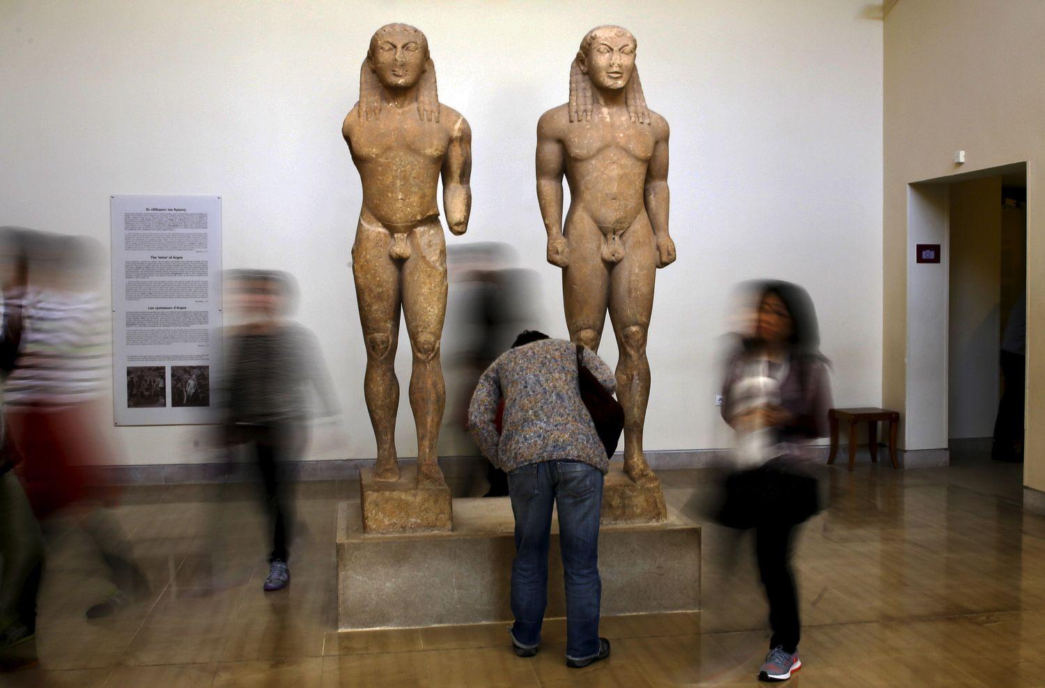 Turisták a Delfi Régészeti Múzeumban