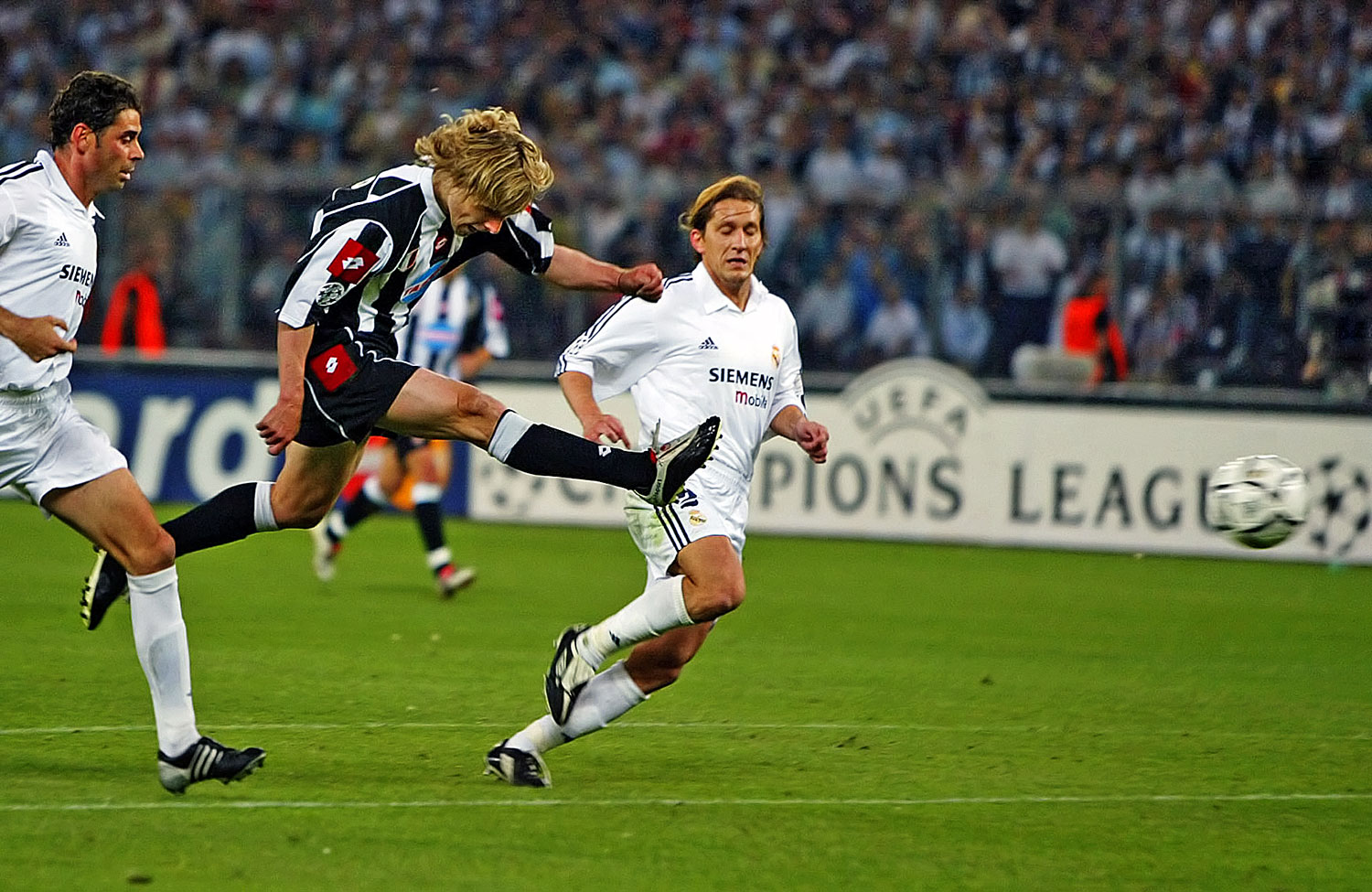 Emlék 2003-ból: Nedved a Juventus harmadik gólját lövi Hierro és Michel Salgado között