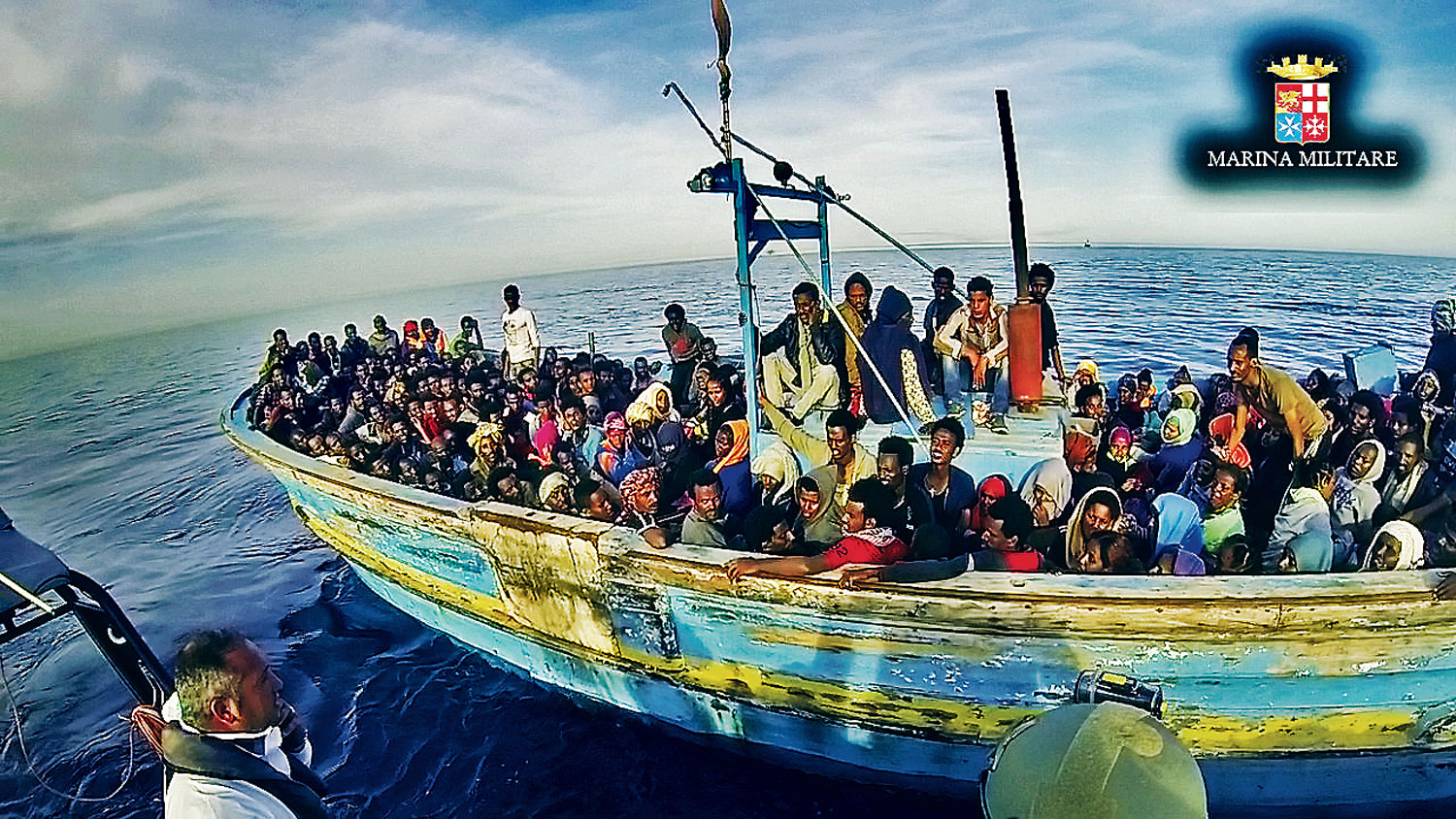 Megmenekült menekültek – az olasz haditengerészet által „elfogott” bárkán, Szicília közelében
