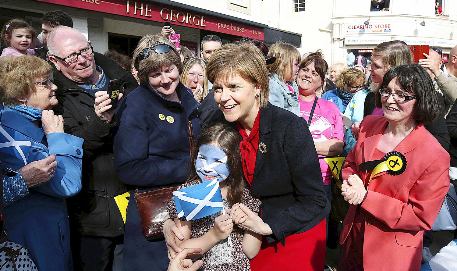 Nicola Sturgeon skót nacionalista pártja lehet a mérleg nyelve