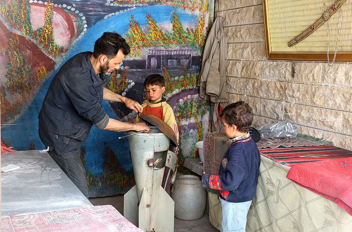 Abu Khaled damaszkuszi péksége rakétából készült tűzhelyet használ