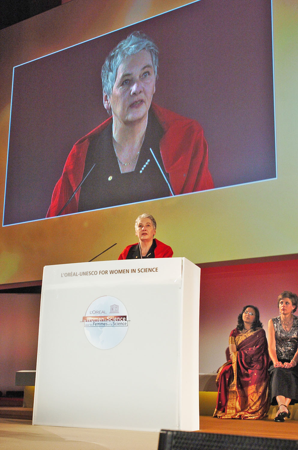 Christiane Nüsslein-Volhard, német genetikus beszédet mond a kiemelkedő tudósnőknek adományozott UNESCO-díj átvételekor, 2006-ban Párizsban