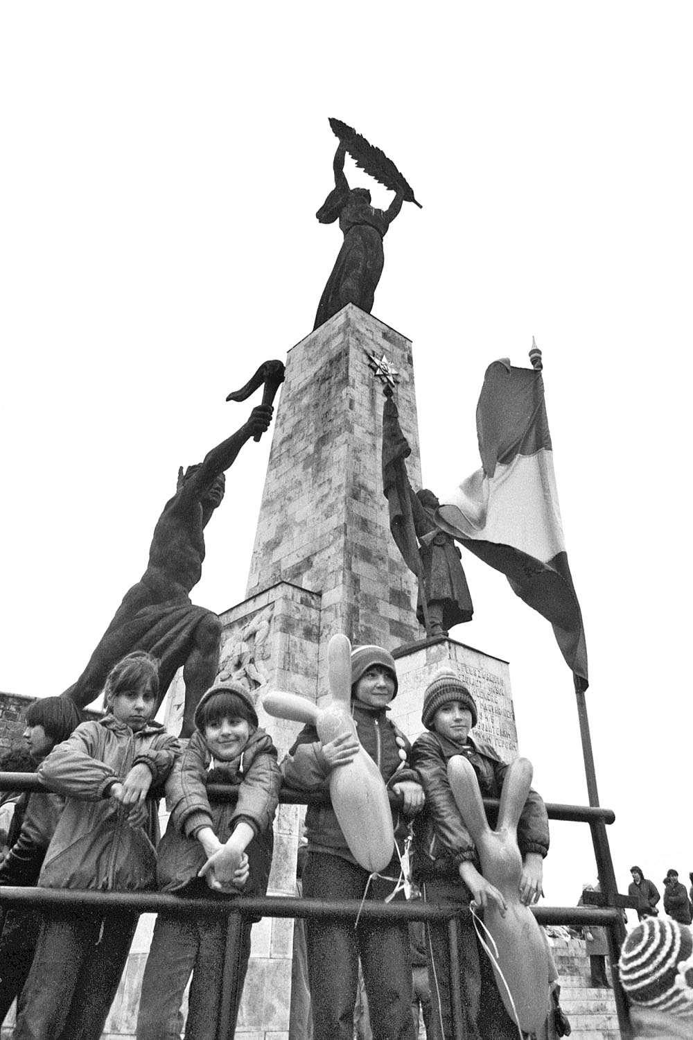 A fellobogózott Szabadság-szobor gyerekekkel s nyulakkal, 1984. április 4-én