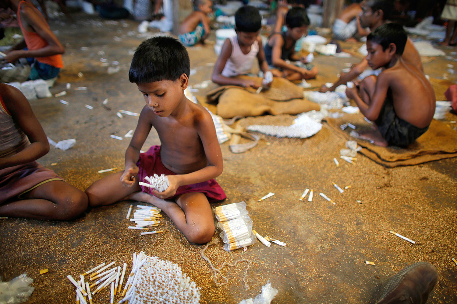 A bangladesi cigarettagyárakban is gyerekek dolgoznak