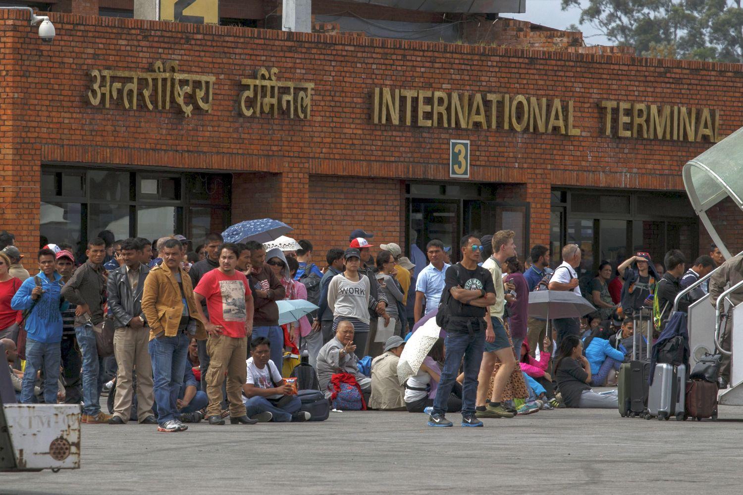 Turisták a Tribhuvan nemzetközi reptéren a földrengés másnapján 