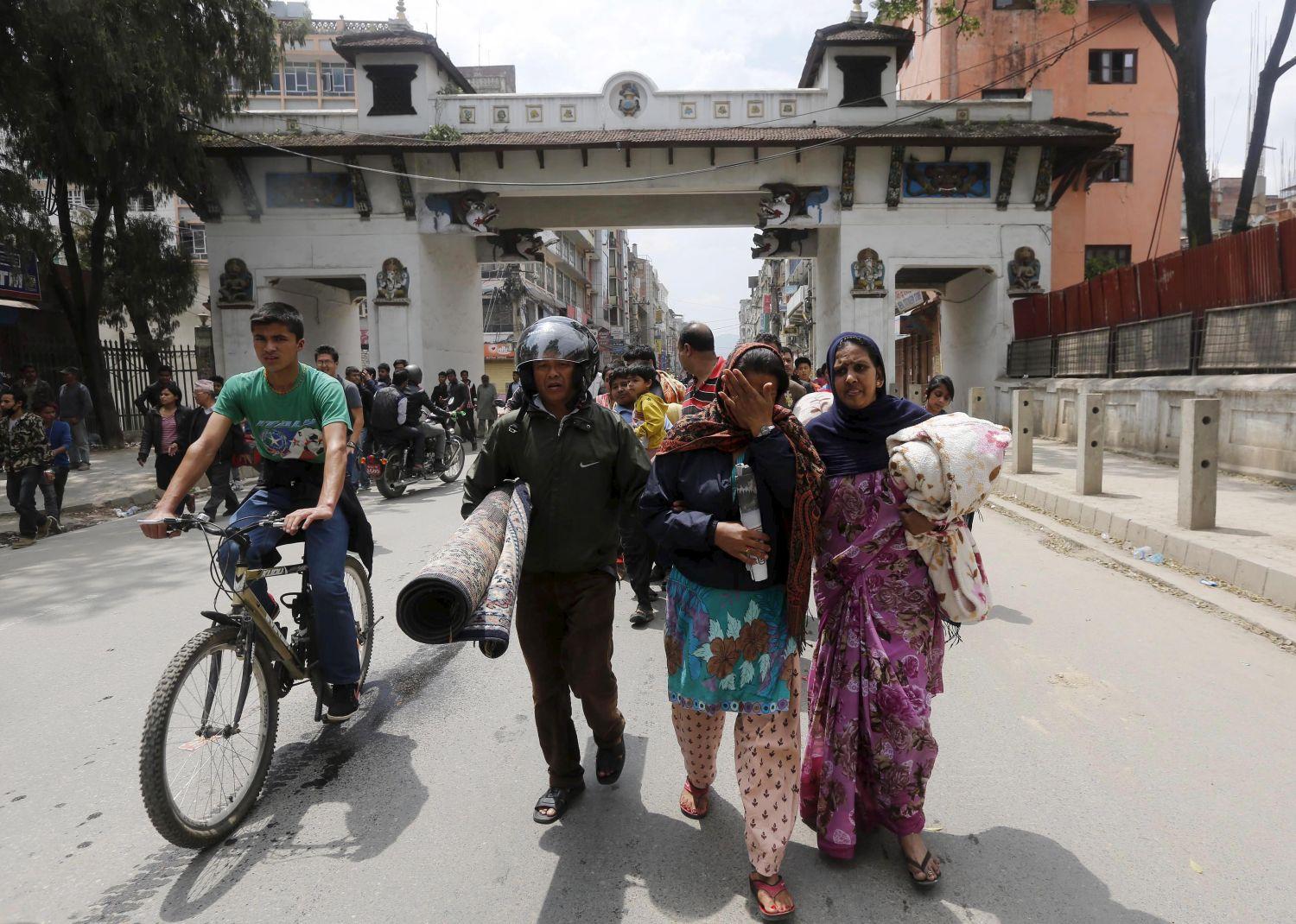 Az utórengés elől menekülő család Katmanduban