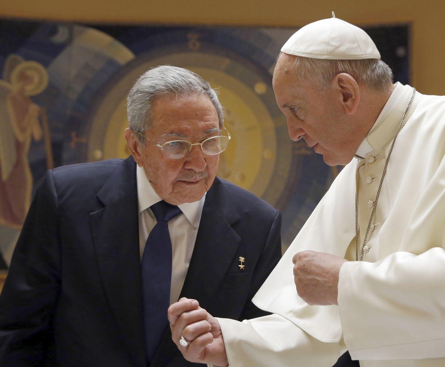 Raúl Castro és Ferenc pápa