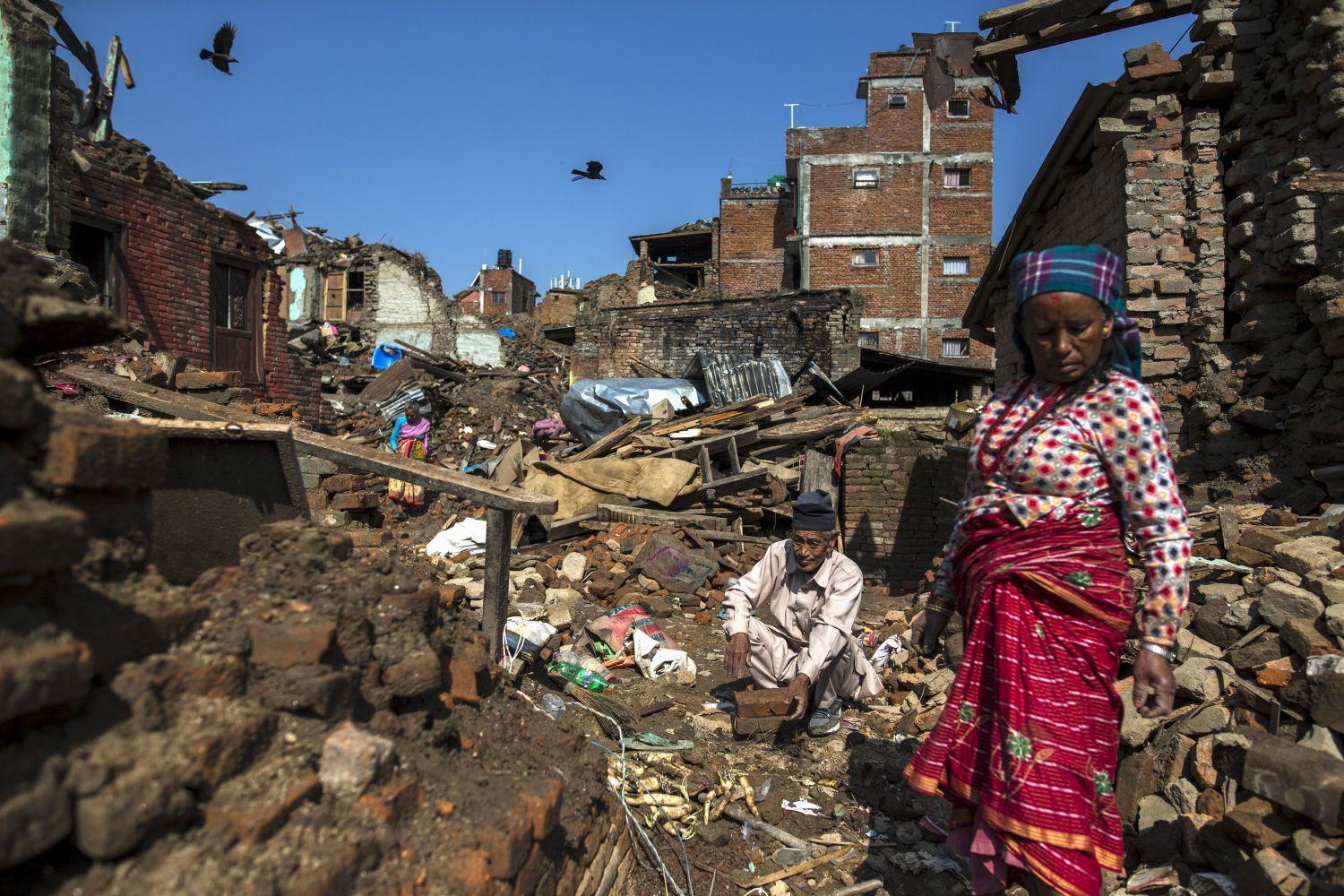 Még az április 25-i földrengés után maradt romokat sem tudták eltakarítani Sankhuban - Nepál külvárosában -, amikor jött a következő katasztrófa