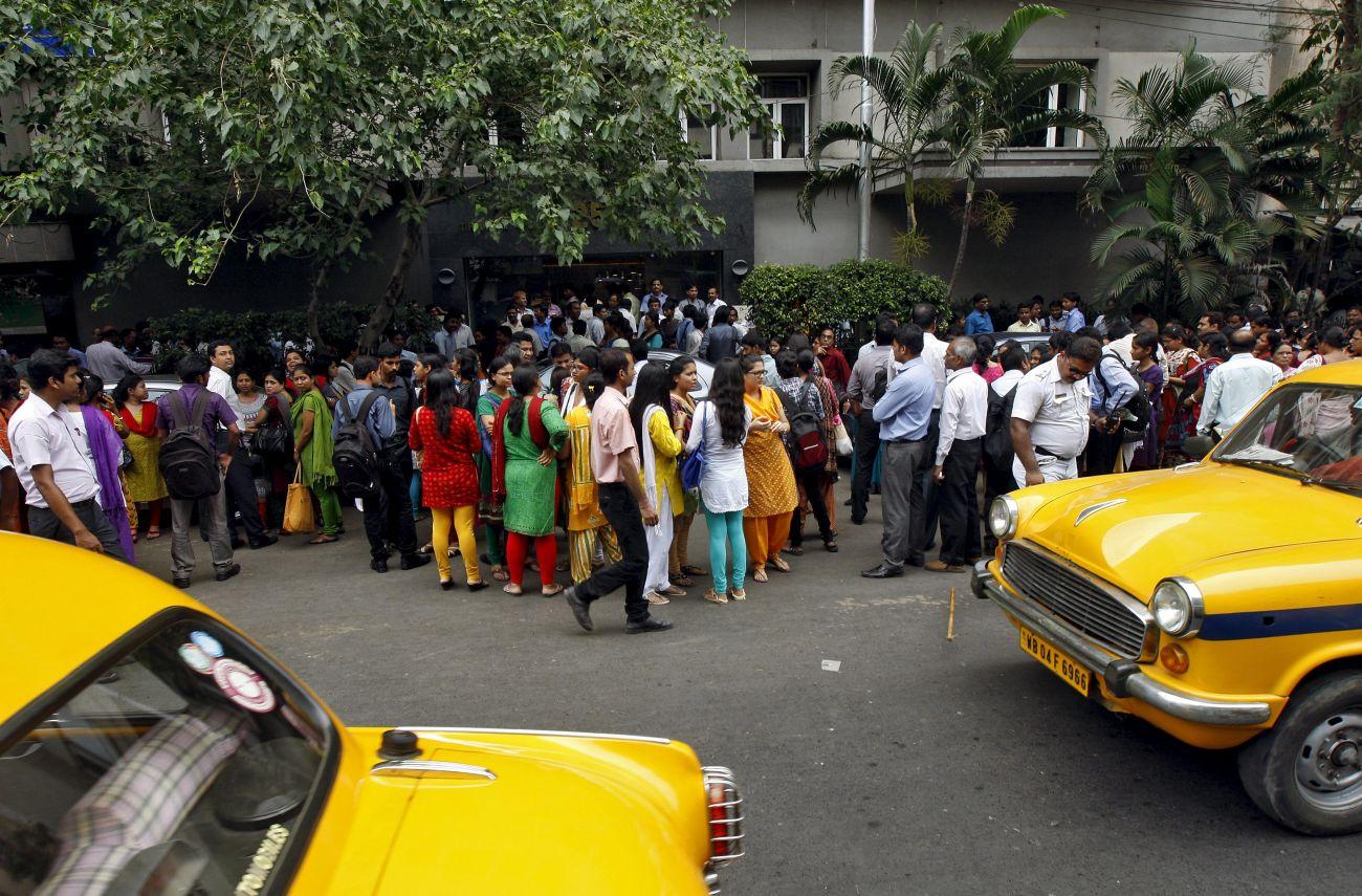 Az indiai Kolkata városában az emberek ijedtükben az utcára rohantak