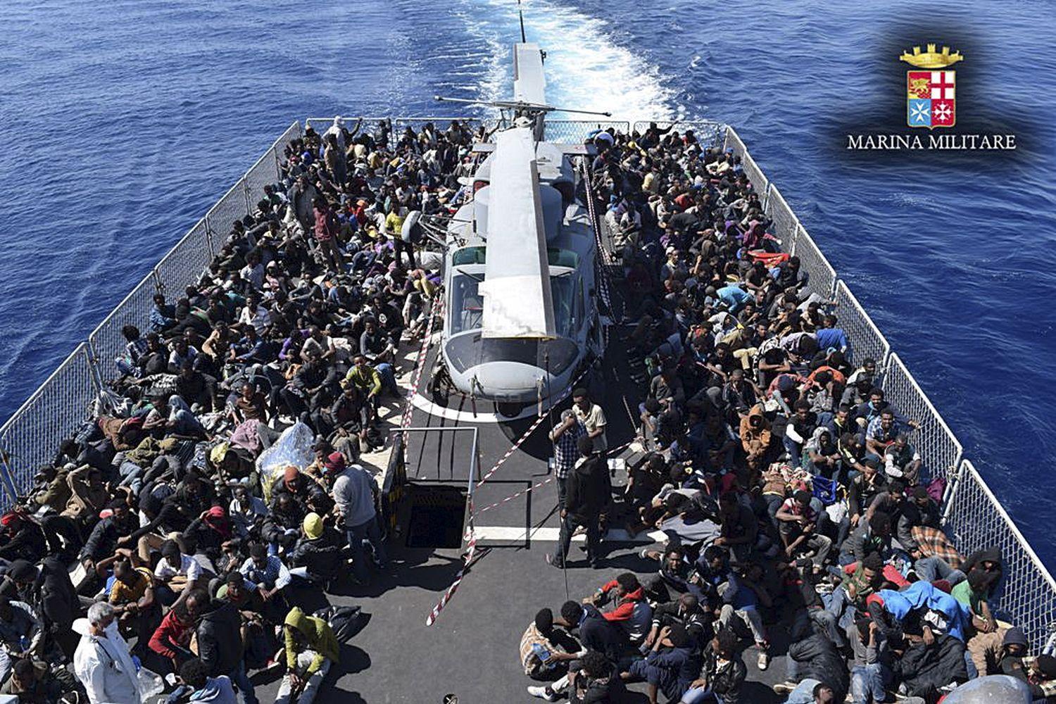 Líbiai menekültekkel zsúfolt mentőhajó Szicília közelében