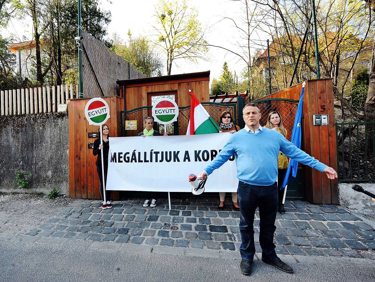 Juhász Péter Orbán Viktor háza előtt akciózik