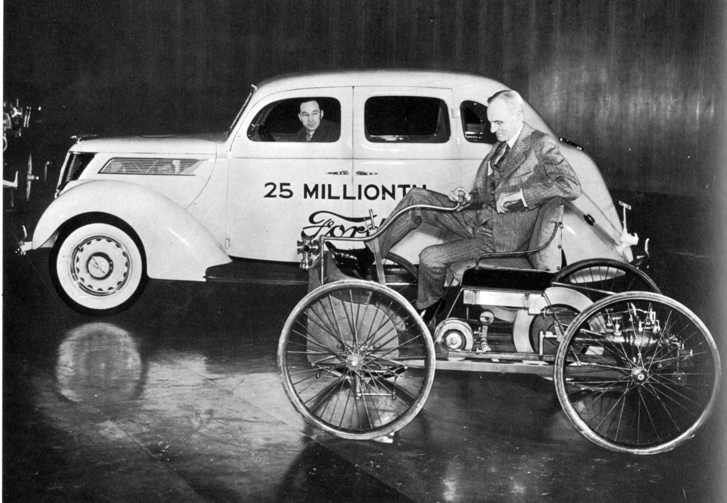 Henry Ford első autójában. Fia, Edsel az 1937-es jubileumi modellben ül