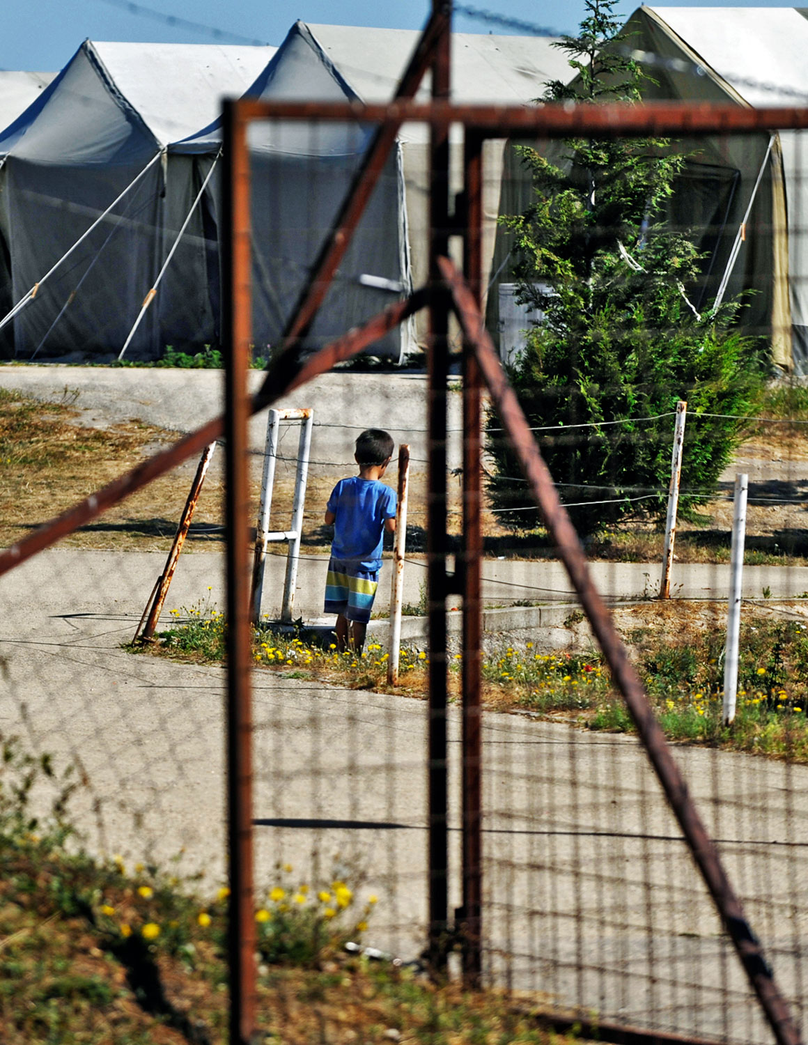Egy közülük: kisfiú a bicskei menekülttáborban