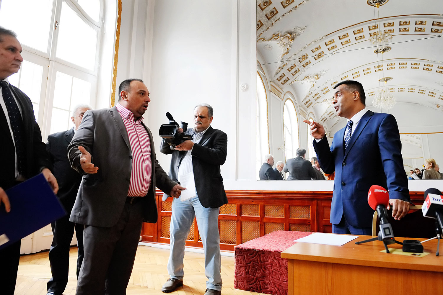 Hegedűs István elnök (jobbról) vitatkozik az ellenzékkel